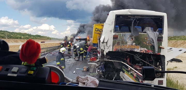 PILNE! Zderzenie autokaru i dwóch ciężarówek w Bogusławicach!