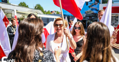 Europoseł Jadwiga Wiśniewska w przeddzień majowych świąt, podarowała częstochowianom biało-czerwone flagi